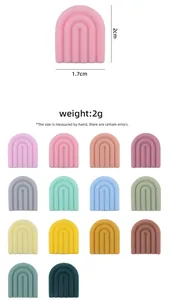Vue détaillée de breloques arc-en-ciel en silicone 1,7x2cm en 14 couleurs pour DIY bébé