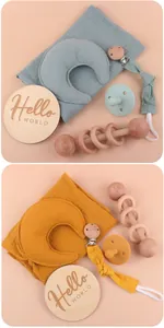 Dettaglio di sonagli in legno e ciucci in silicone nel set regalo blu e senape
