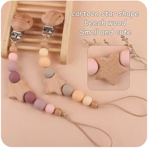 Dettaglio catenella portaciuccio in legno di faggio con stella e perle in silicone