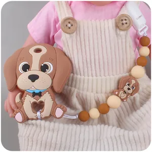 Detaillierte Ansicht des Baby Hunde Beißring Sets mit Perlenkette an einer Puppe befestigt