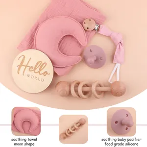 Set regalo neonato con doudou luna rosa, sonaglio in legno, ciuccio in silicone e card Hello World