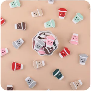 Detailopname van kleurrijke siliconen kralen in koffiebekervorm voor DIY babyaccessoires