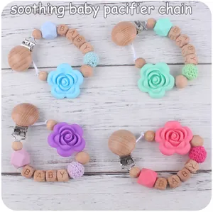 Détails d'attaches-tétines en bois pour bébé avec roses en silicone et perles