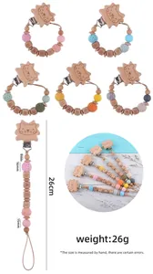 Détail de l'attache-tétine lion de 26cm avec perles colorées et clip en bois de hêtre naturel