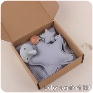 Detalle del kit de confort para bebés con peluche de estrella gris y chupete de silicona