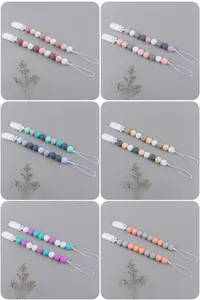 Detail van siliconen speenketting set met zachte kralen en kunststof clip sluiting systeem