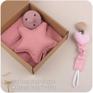 Set de regalo rosa para bebé con peluche de estrella, chupete y clip de corazón