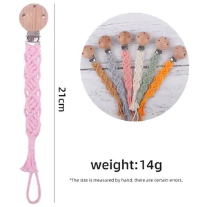 Detail eines 21cm langen handgefertigten Schnullerketten-Sets aus Baumwolle und Buchenholz