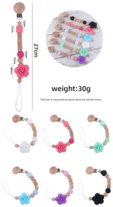 Vue détaillée d'attaches-sucettes en silicone et bois de hêtre avec pendentif rose
