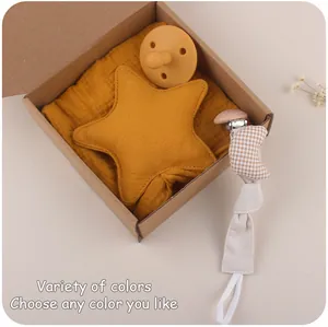 Set de regalo para bebé con estrella de peluche mostaza, arrullo y chupete de silicona