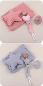Detalle del set sujetachupetes para bebé con mantita de estrella y chupete de silicona