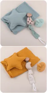 Detalle del set confort para bebé con muselina de algodón, cojín estrella y chupete de silicona