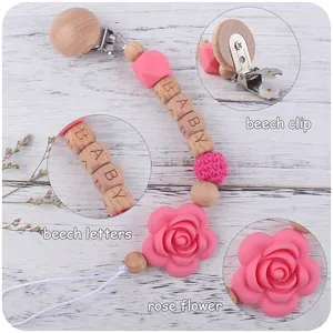 Attache-tétine en bois de hêtre et silicone avec rose rose et perles de lettres BABY