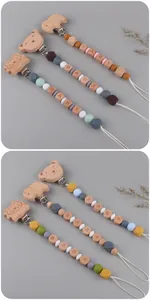 Detalle de sujetachupetes de madera con formas animales y cuentas de silicona grabadas Baby