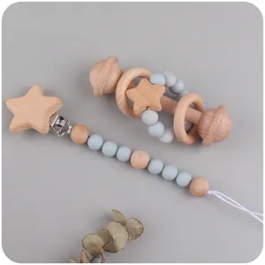 Détail du hochet en bois étoile et attache-tétine avec perles en silicone alimentaire