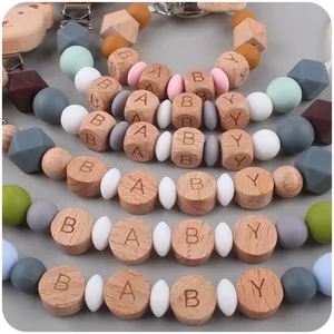 Sujeta chupetes de madera de haya y silicona con cuentas grabadas BABY para bebés