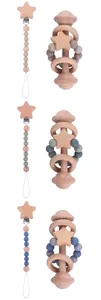 Détail de l'ensemble hochet en hêtre et attache-tétine avec perles silicone aux tons Morandi