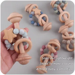 Detail eines Babyrassel-Spielzeugs aus Holz mit Silikonperlen und Sternform-Beißring