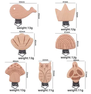 Detail van beukenhouten speenclips in dierenvormen met metalen sluitingen voor baby's