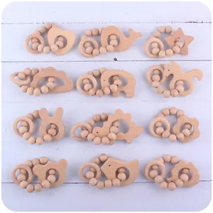 Lot de 12 anneaux de dentition en hêtre avec formes d'animaux et perles sur bois blanc