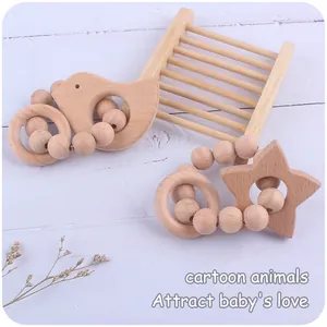 Détail de jouets de dentition en bois de hêtre avec oiseaux, étoiles et perles lisses