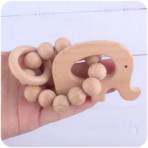 Détail de l'anneau de dentition éléphant et des perles, fait en bois de hêtre naturel