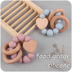 Dettaglio del gioco per dentizione in legno di faggio e perline in silicone morbido