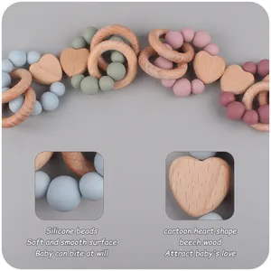 Dettaglio del cuore in faggio e perle di silicone sull'anello da dentizione
