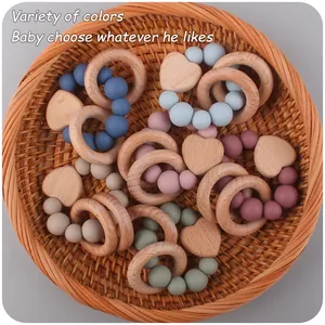 Dettaglio set massaggiagengive per neonati con anelli in faggio e perle di silicone colorate