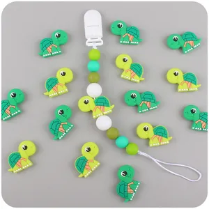 Detalle de mordedor de tortuga de silicona con cuentas para cadena de chupete en tonos verde