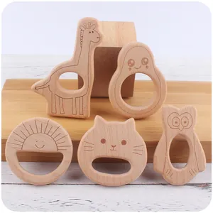 Fünfteiliges Set aus natürlichem Buchenholz-Beißring mit geschnitzten Cartoon-Tierfiguren