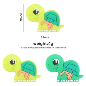 Cuenta de silicona tortuga para chupeteros de bebé en color verde, medida 35x25mm