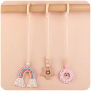 Détail de pendentifs en bois pour portique bébé avec arc-en-ciel et étoile en hêtre