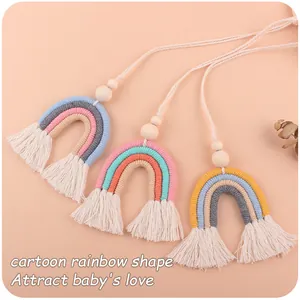 Vue détaillée de pendentifs arc-en-ciel tissés main avec perles en bois de hêtre