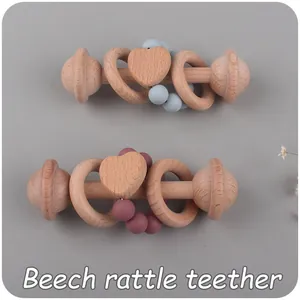 Detail van beukenhouten babyrammelaars met siliconen kralen en hartringen voor bijten