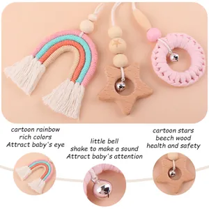 Jouets de suspension pour bébé en bois de hêtre et arc-en-ciel avec hochet pastel