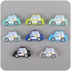 Dettaglio di perline in silicone a forma di auto della polizia in otto colori vivaci