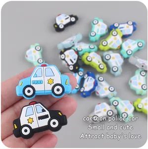 Dettaglio di perline in silicone a forma di auto della polizia per massaggiagengive fai-da-te