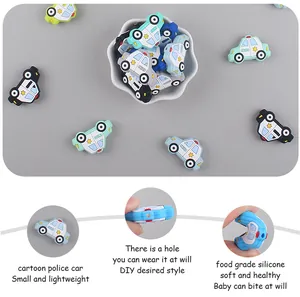 Dettaglio di perline in silicone a forma di auto della polizia per catenelle ciuccio