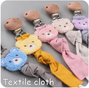 Cinque catenelle portaviaggio in colori Morandi con orsetti di peluche e nastri