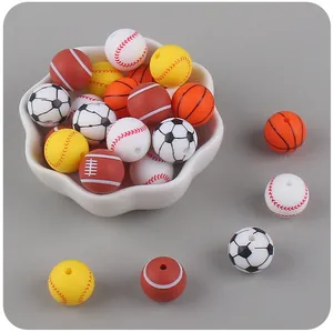Dettaglio di perline in silicone alimentare a forma di palloni sportivi per fai-da-te