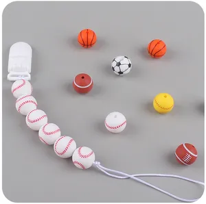 Dettaglio di perline in silicone alimentare da 15 mm con motivi stampati di palloni