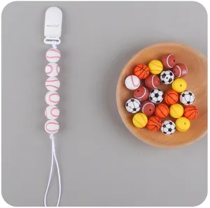 Dettaglio di perline da baseball in silicone da 15mm e clip per ciuccio DIY con sfere sport
