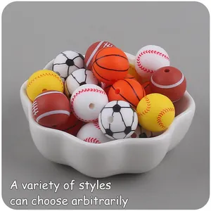 Primo piano di perline in silicone sportivo da 15 mm con calcio e basket per gioielli DIY