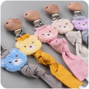 Catenelle portaciuccio in legno di faggio con nastri in cotone e orsetti in maglia