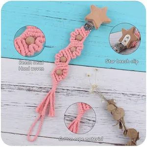 Détails macro de la corde en coton rose tissée main et perles en hêtre pour attache-tétine
