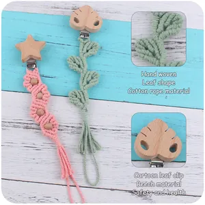 Détail d'attaches-tétines en coton tissé à la main avec bois de hêtre et motifs animaux