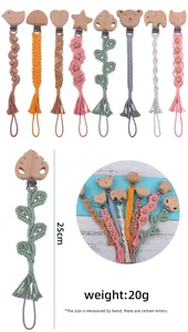 Détail d'attache-tétine tressée de 25cm en coton avec formes d'animaux en hêtre