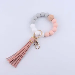 Details des Silikonperlen-Armbands mit Lederquaste und natürlicher Holzperle