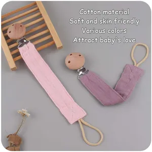Detail von rosa und lila Schnullerketten aus Baumwolle mit natürlichem Buchenholzclip